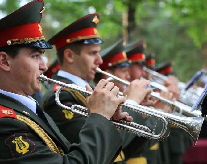 Похоронная музыка в исполнении военного оркестра