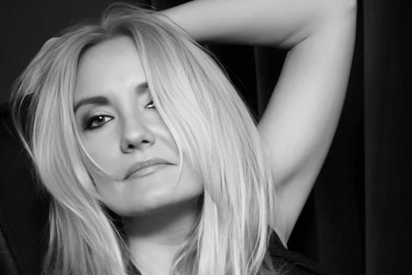 Умерла рок-певица Сасс Джордан, исполнившая саундтрек к фильму «Телохранитель»